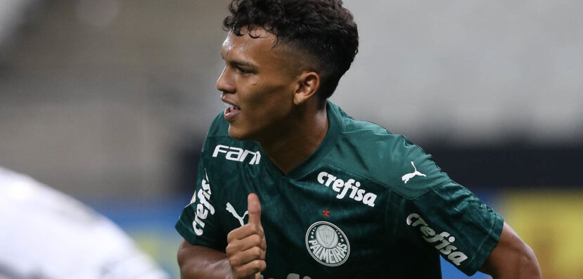 No Palmeiras, Gabriel Veron participa de coletivo e se aproxima de retorno