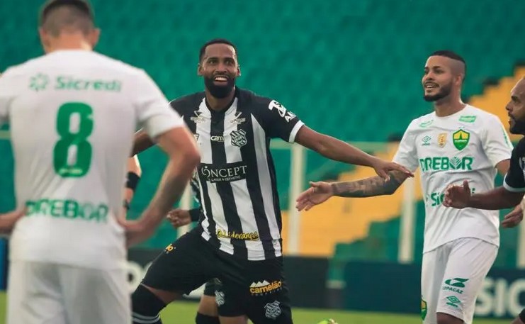 Série C: Figueirense acerta a volta de zagueiro rebaixado na Série B