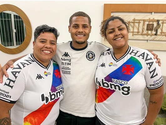 Jogador do Vasco posta foto com as mães e comemora ação: “Orgulho, é a palavra de hoje”