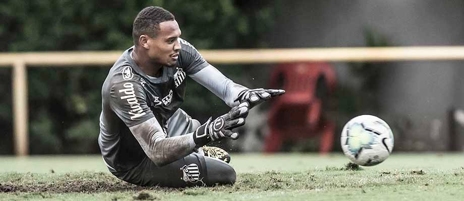 Após terminar clássico no sacrifício, goleiro do Santos preocupa comissão técnica