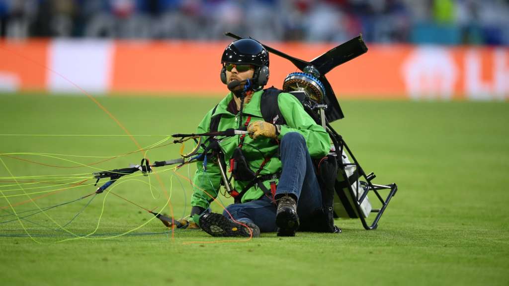 Ativista em jogo da Eurocopa levou ‘várias pessoas’ para hospital, diz Uefa
