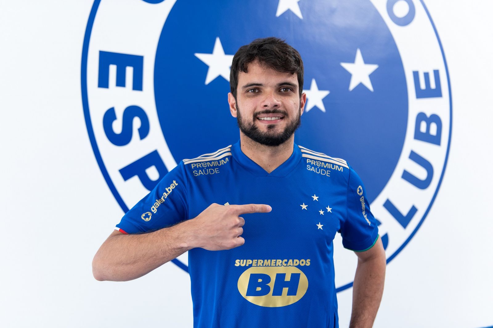 Cruzeiro anuncia contratação de lateral de clube rival na Série B