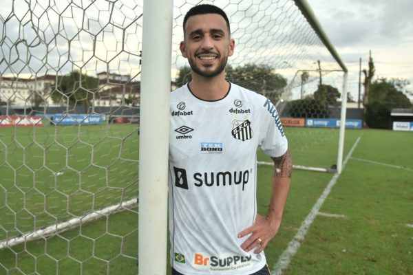 Ex-Corinthians é anunciado como reforço do Santos e pode estrear contra o Fluminense