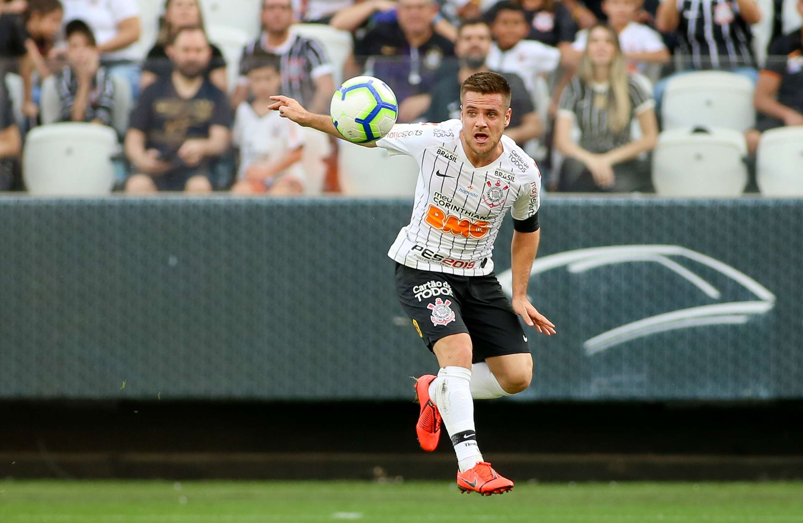 Sem entrar em campo contra o Fluminense, meio-campista se despede do Corinthians