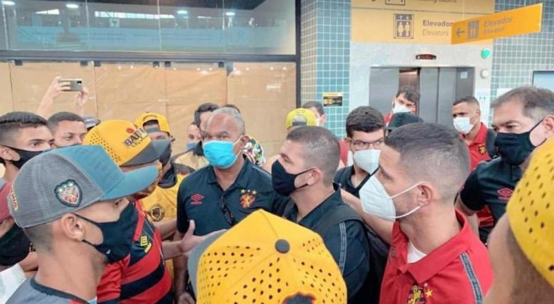 Torcida invade Aeroporto para cobrar jogadores do Sport