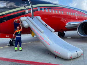 Escorregador de evacuação dispara sem querer e cancela voo de seleção da Eurocopa