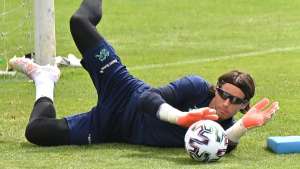 Quem não tem colírio... Goleiros de seleção da Eurocopa treinam com óculos escuros