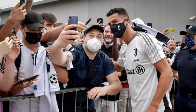 Com direito a fãs, autógrafos e selfies, Cristiano Ronaldo se reapresenta na Juventus