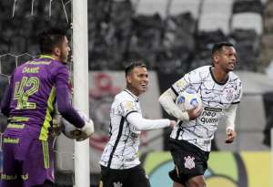 Jô culpa arbitragem por empate contra Internacional: 'O erro acaba atrapalhando'