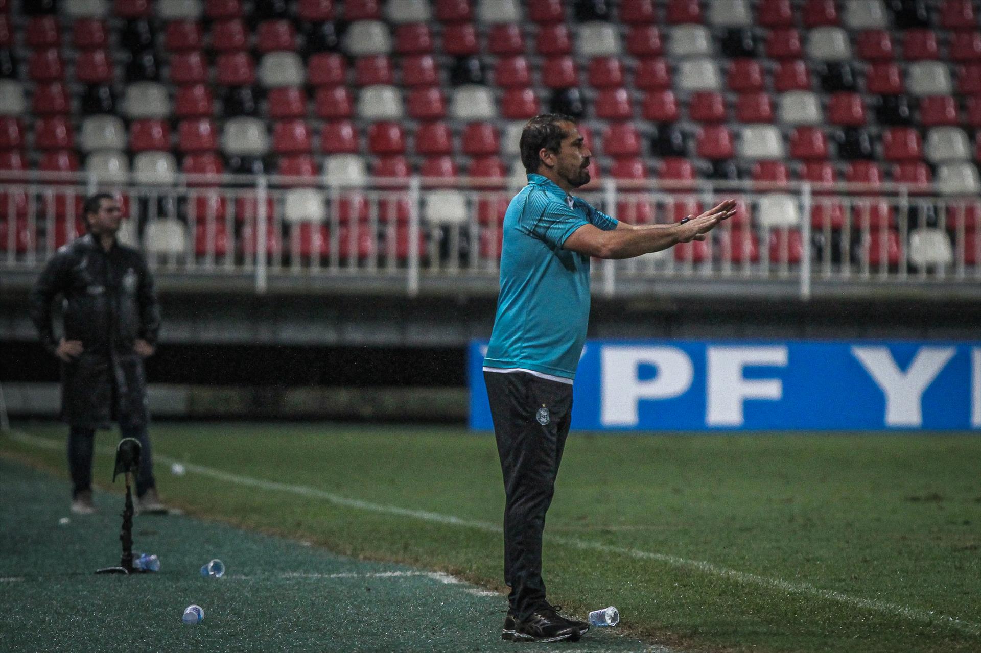 Série B: Mesmo no G4, treinador do Coritiba admite: “Estamos preocupados”