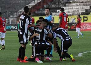 Série D: Ônibus da Inter de Limeira derruba refletor ao chegar em estádio do Boavista-RJ