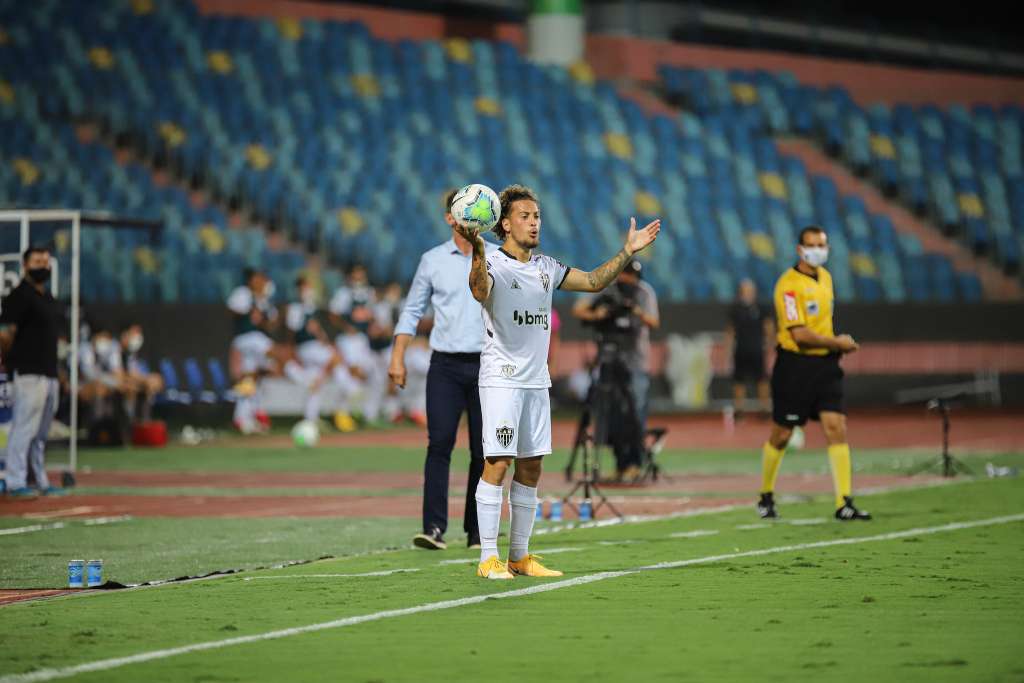 Atlético-MG multa e tira lateral de decisão com o Boca após flagra em balada