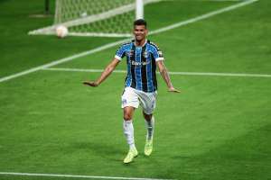 Time europeu faz proposta por zagueiro do Grêmio que voltou a ter chances após a chegada de Felipão