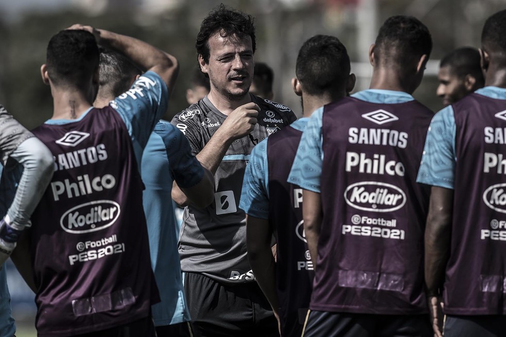 De olho no Independiente, Santos faz treino leve antes de viajar à Argentina