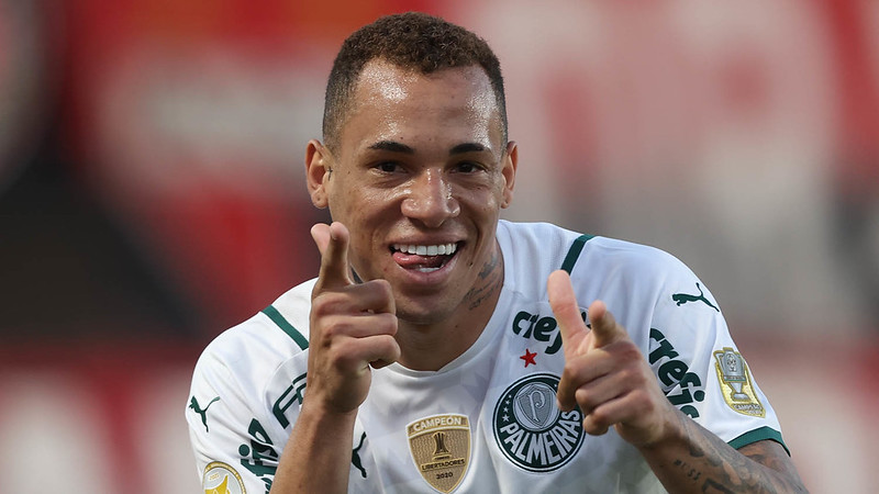 BRASILEIRÃO: Palmeiras vence 6ª seguida e é líder; Flamengo goleia com hat-trick de Gabigol