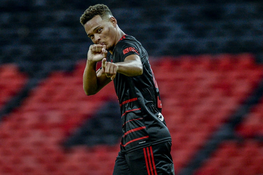 Flamengo pede R$ 49 milhões por atacante e vê gigante europeu desistir da compra