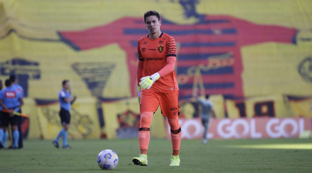 Sport confirma saída de goleiro que foi titular na campanha de permanência no Brasileirão em 2020