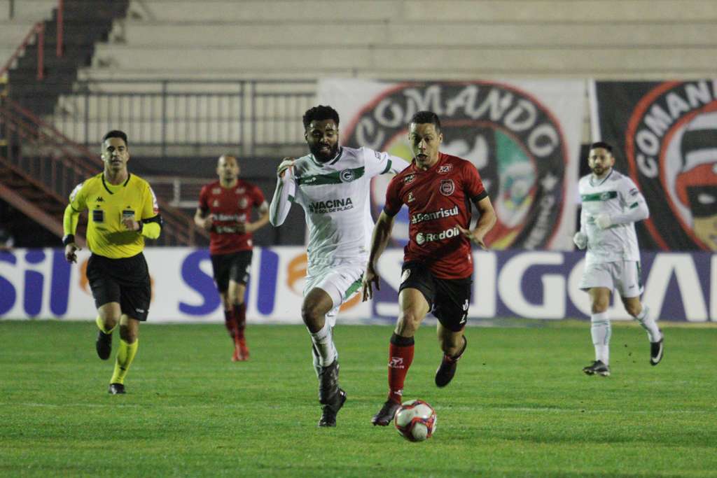 Vila Nova x Brasil-RS – Duelo de opostos com treinador na berlinda