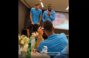 Gerson e Luan Peres sofrem trote em clube francês e cantam “Ai se eu te pego”