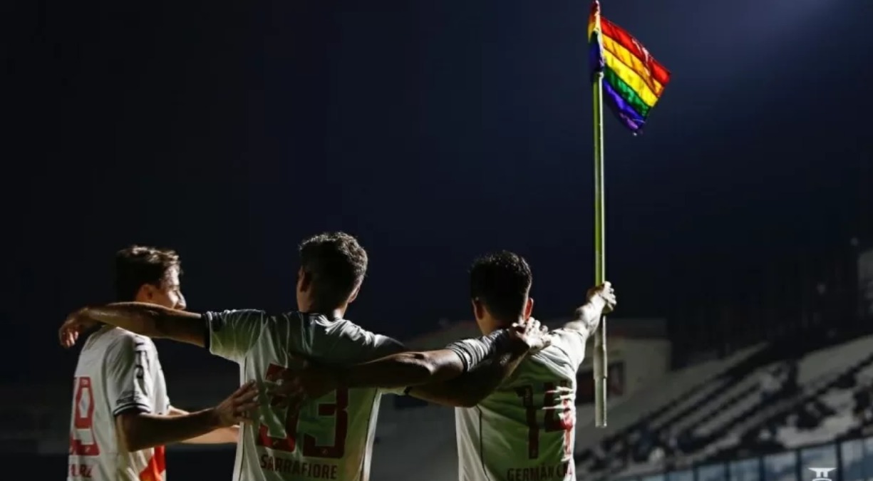 Camisas do orgulho LGBTQIA+ rendem mais de 100 mil reais em leilão