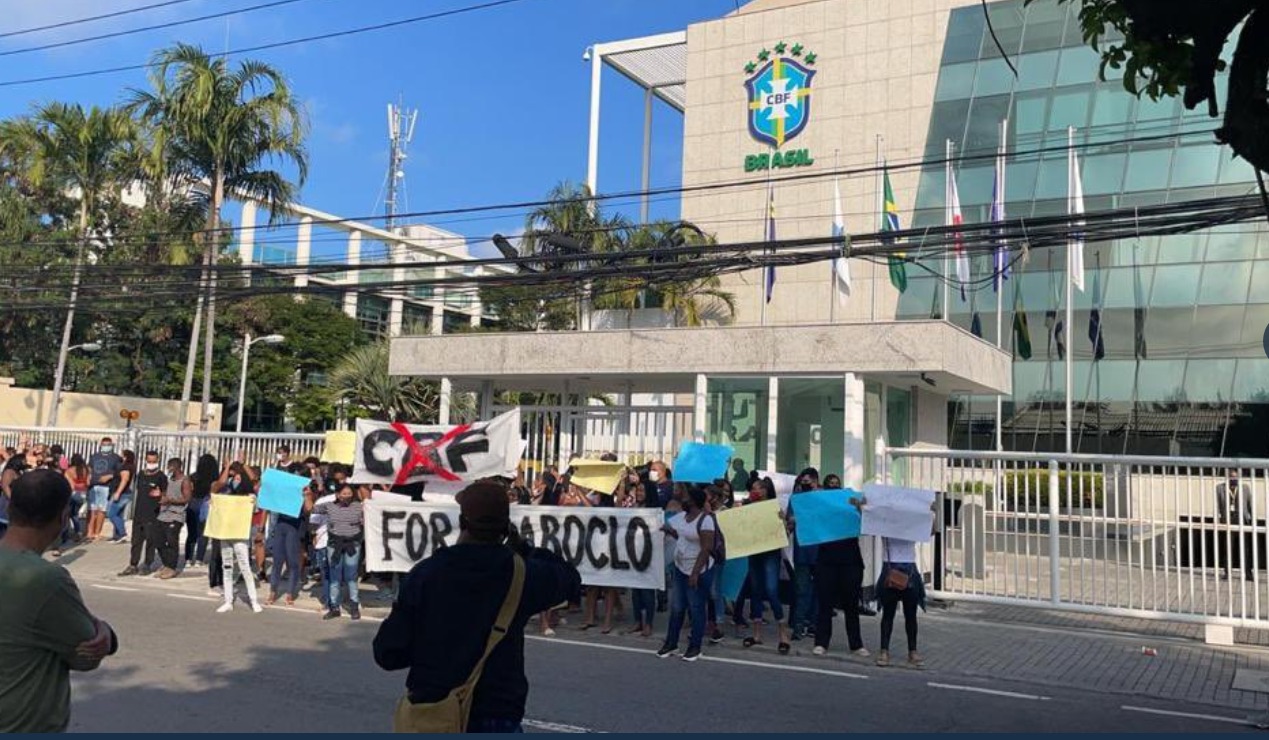 Grupo protesta contra Rogério Caboclo, que vai à CBF depor por denúncia de assédio