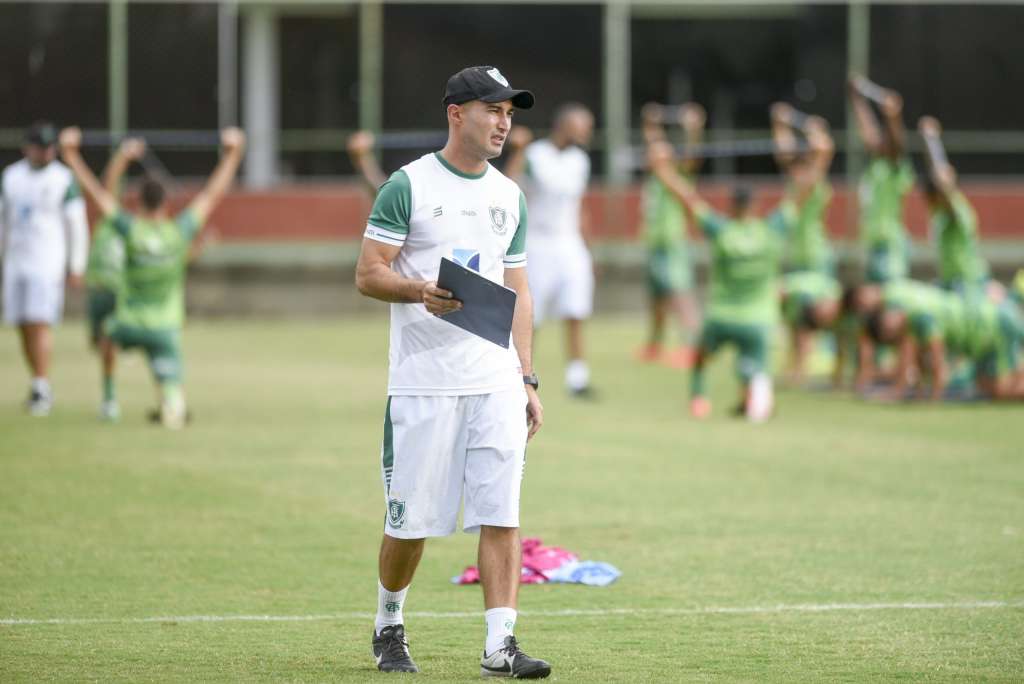 América-MG confirma saída de auxiliar-técnico para time da Série B do Brasileiro