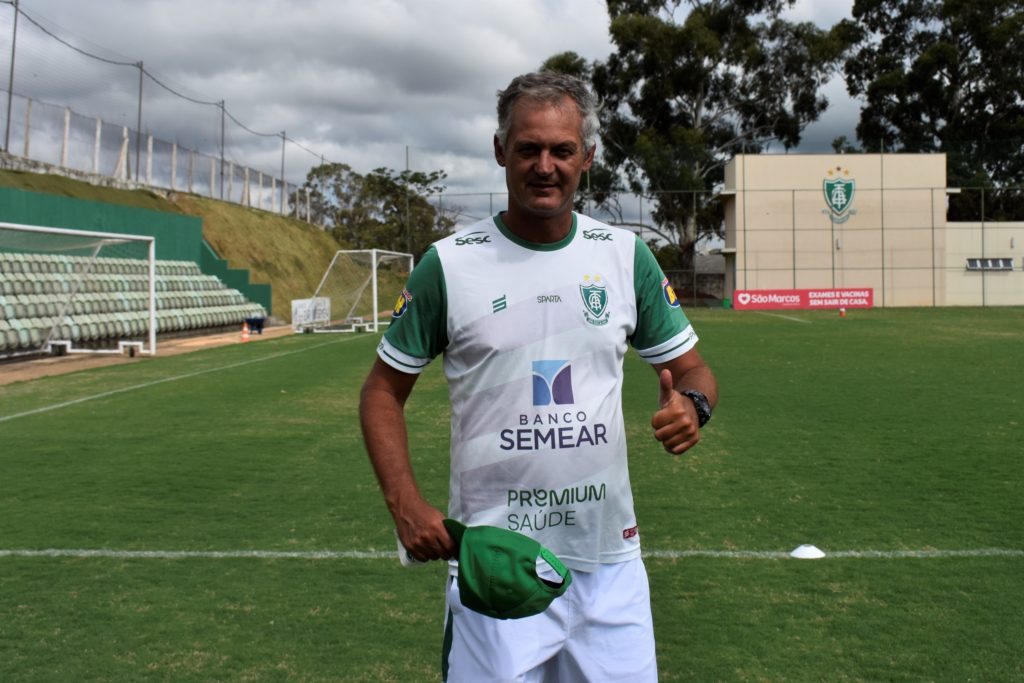 Série B: Ex-Guarani e América-MG pode ser o novo técnico do Botafogo