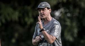 Diniz deve descansar elenco do Santos por dura série de jogos e viagens