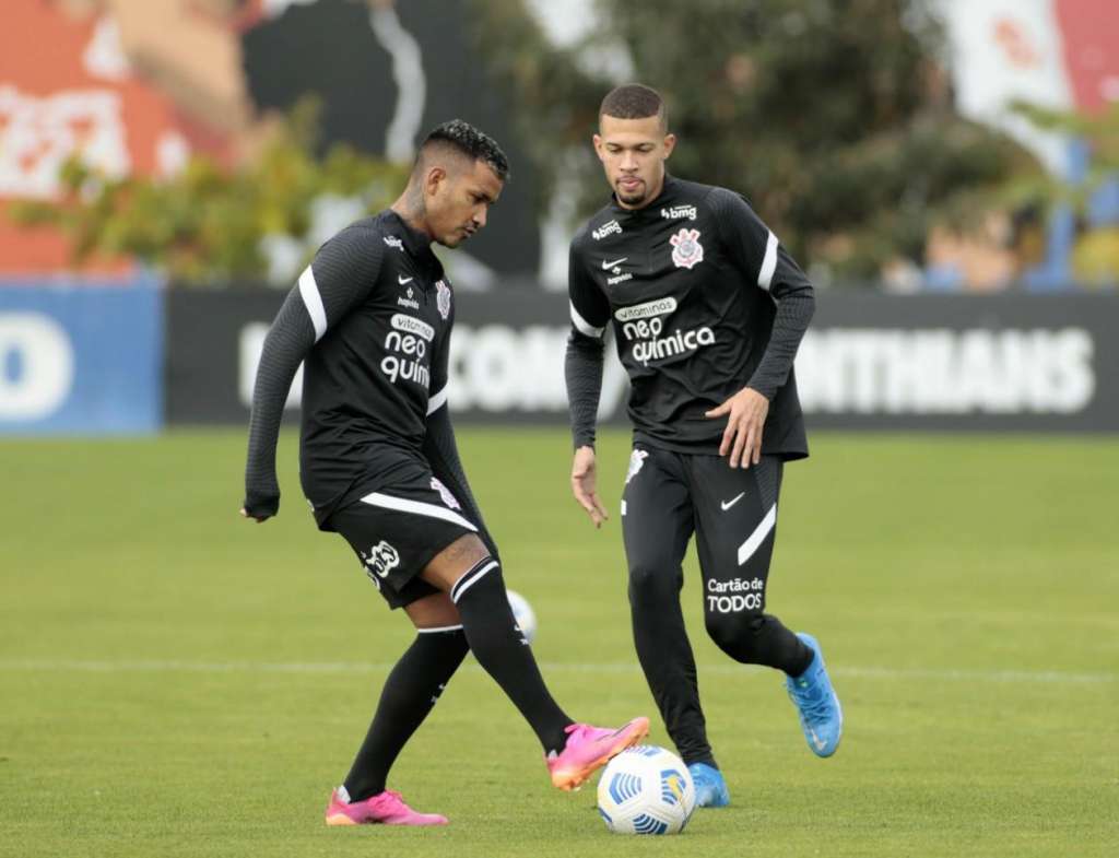 Sylvinho tenta aperfeiçoar o desempenho do setor ofensivo do Corinthians