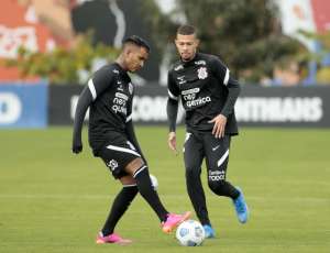Sylvinho tenta aperfeiçoar o desempenho do setor ofensivo do Corinthians