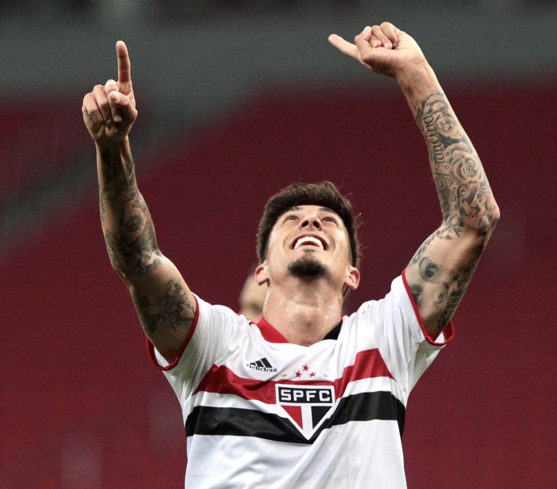 Rigoni minimiza dores após deixar jogo do São Paulo mais cedo