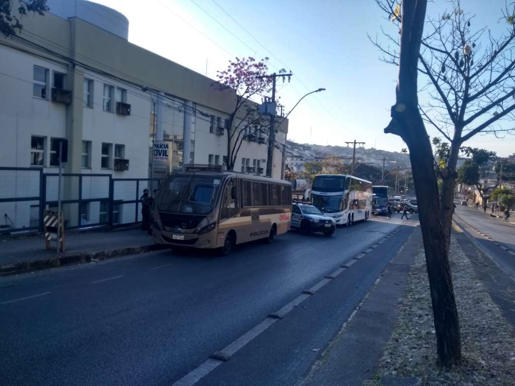 Delegação do Boca Juniors perde voo e segue na delegacia em Belo Horizonte; ainda não houve voz de prisão
