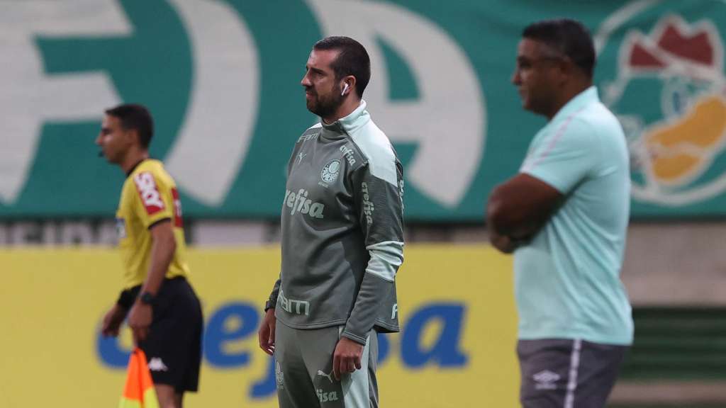 Substituto de Abel destaca evolução defensiva do Palmeiras durante série de vitórias