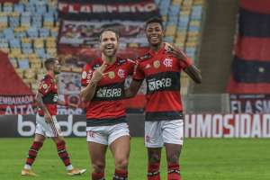 Bruno Henrique leva a bola, troféu e comemora volta dos gols com ‘hat-trick’