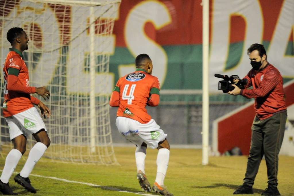 Portuguesa-SP 1 x 1 Bangu-RJ – Zagueiro marca de cabeça, depois faz pênalti e tudo fica igual no Canindé
