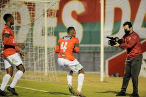 Portuguesa-SP 1 x 1 Bangu-RJ – Zagueiro marca de cabeça, depois faz pênalti e tudo fica igual no Canindé