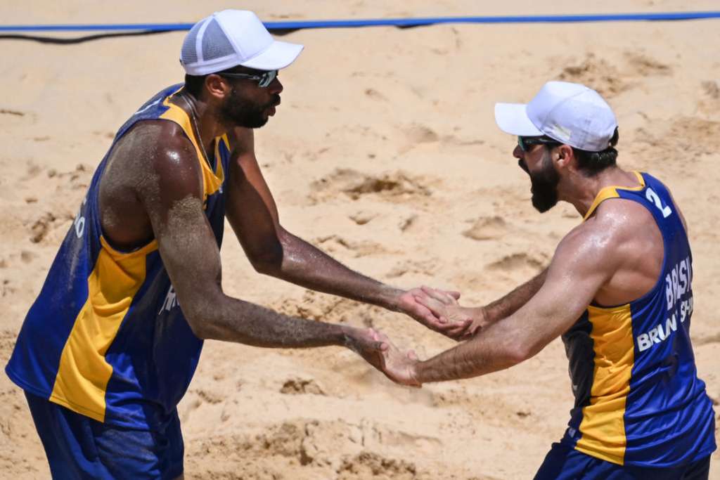 Olimpíadas: Evandro e Bruno Schmidt derrotam poloneses e seguem invictos no vôlei de praia