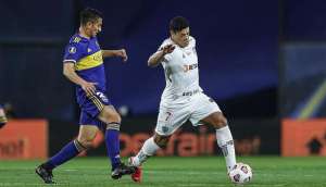 Torcida do Atlético-MG solta rojões e incomoda delegação do Boca Juniors-ARG. VÍDEO!