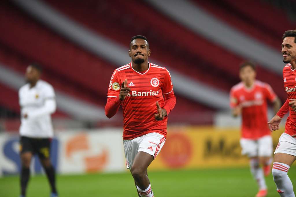 Volante do Inter doa R$ 10 mil a ex-clube para ajudar na alimentação dos atletas