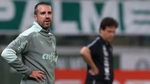 Auxiliar do Palmeiras exalta vitória em clássico, mas alerta: 'Precisa resolver mais cedo'