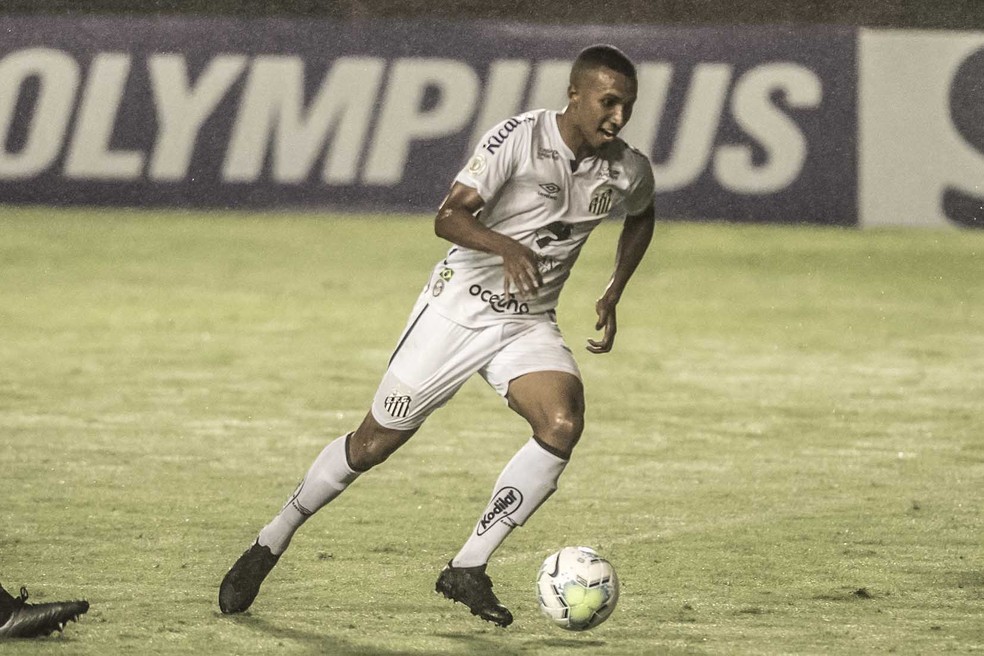 Lucas Braga lamenta gols perdidos e a derrota do Santos: ‘Não adianta só criar’