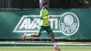 Meio-campista do Palmeiras pode abrir processo judicial contra gigante europeu: 'Não quero, mas...'