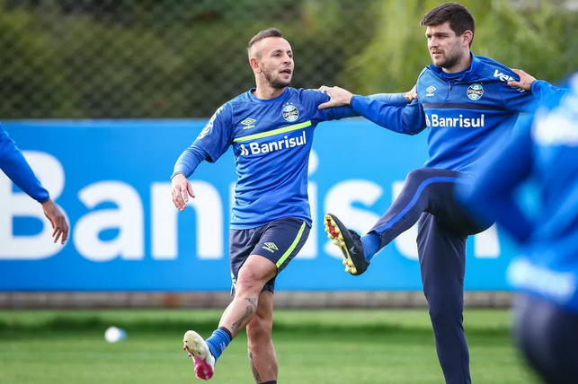 Desfalcado e em má fase, Grêmio encara o Vitória na Copa do Brasil