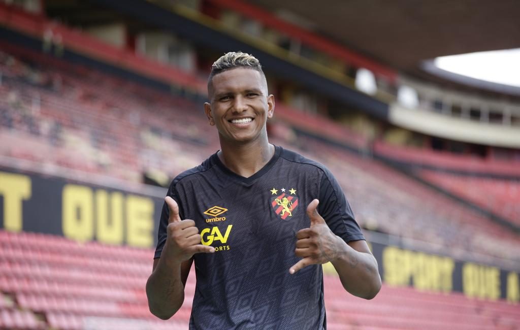 Sem receber salário, volante consegue rescisão com o Sport na Justiça