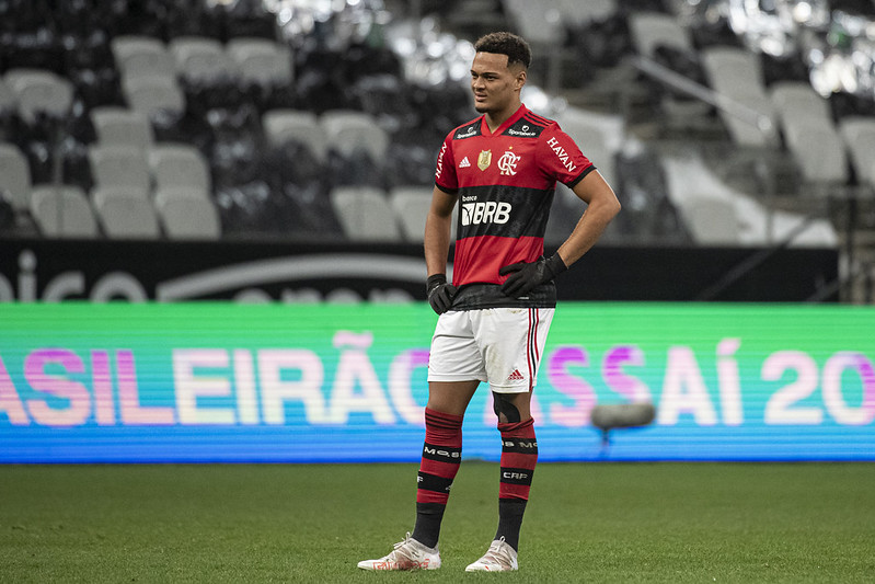 Flamengo acerta venda de promessa por R$ 50 milhões para o futebol inglês