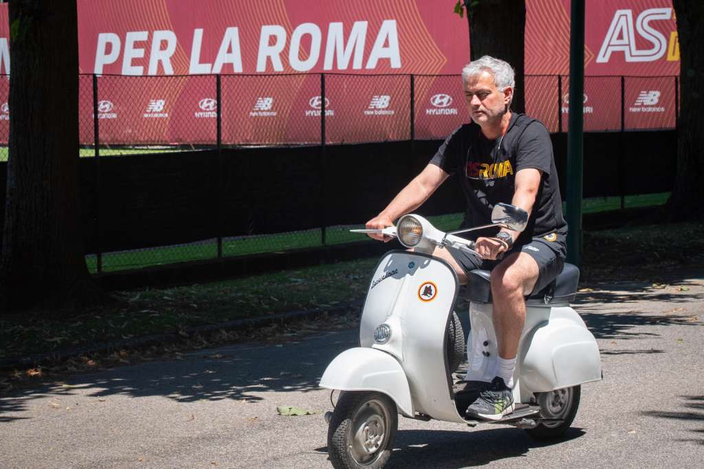Mourinho fará lista de dispensas na Roma; Ex-Barça, campeão mundial e filho de Kluivert devem sair