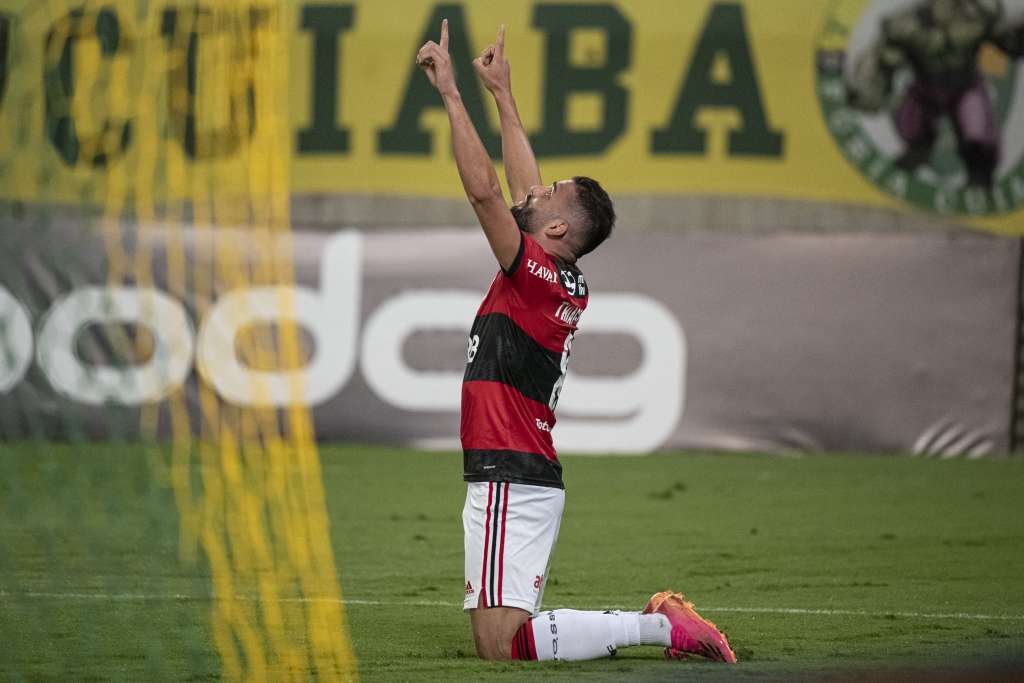 Após marcar gol, volante valoriza ‘briga sadia’ no meio-campo do Flamengo