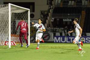 Cano chega ao pelotão da frente, mas atacante do Brusque ainda lidera a artilharia da Série B