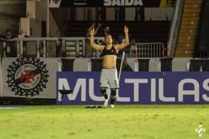Sem torcida, Morato comemora gol salvador do Vasco com gandula: 'Emoção indescritível'