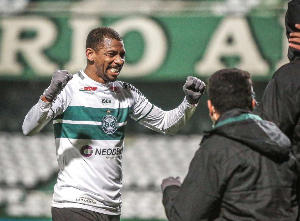 Coritiba-PR 3 x 1 Náutico-PE – Coxa derruba o último invicto da Série B e encosta na liderança
